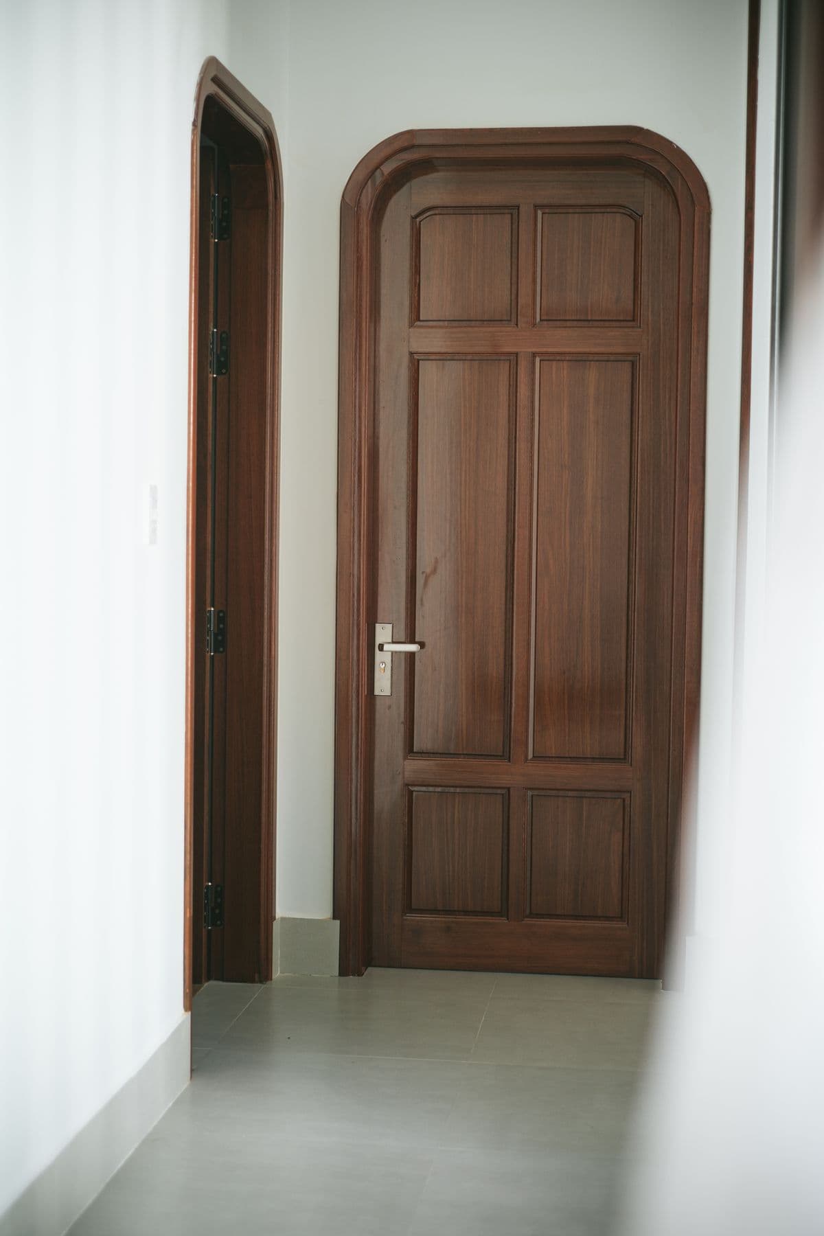 Porte intérieure en bois posée dans un couloir épuré.