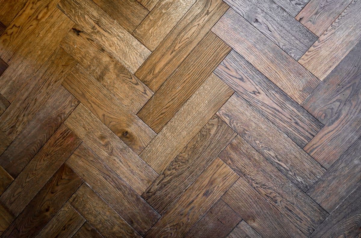 Parquet en point de Hongrie aux tons chauds, posé au sol.
