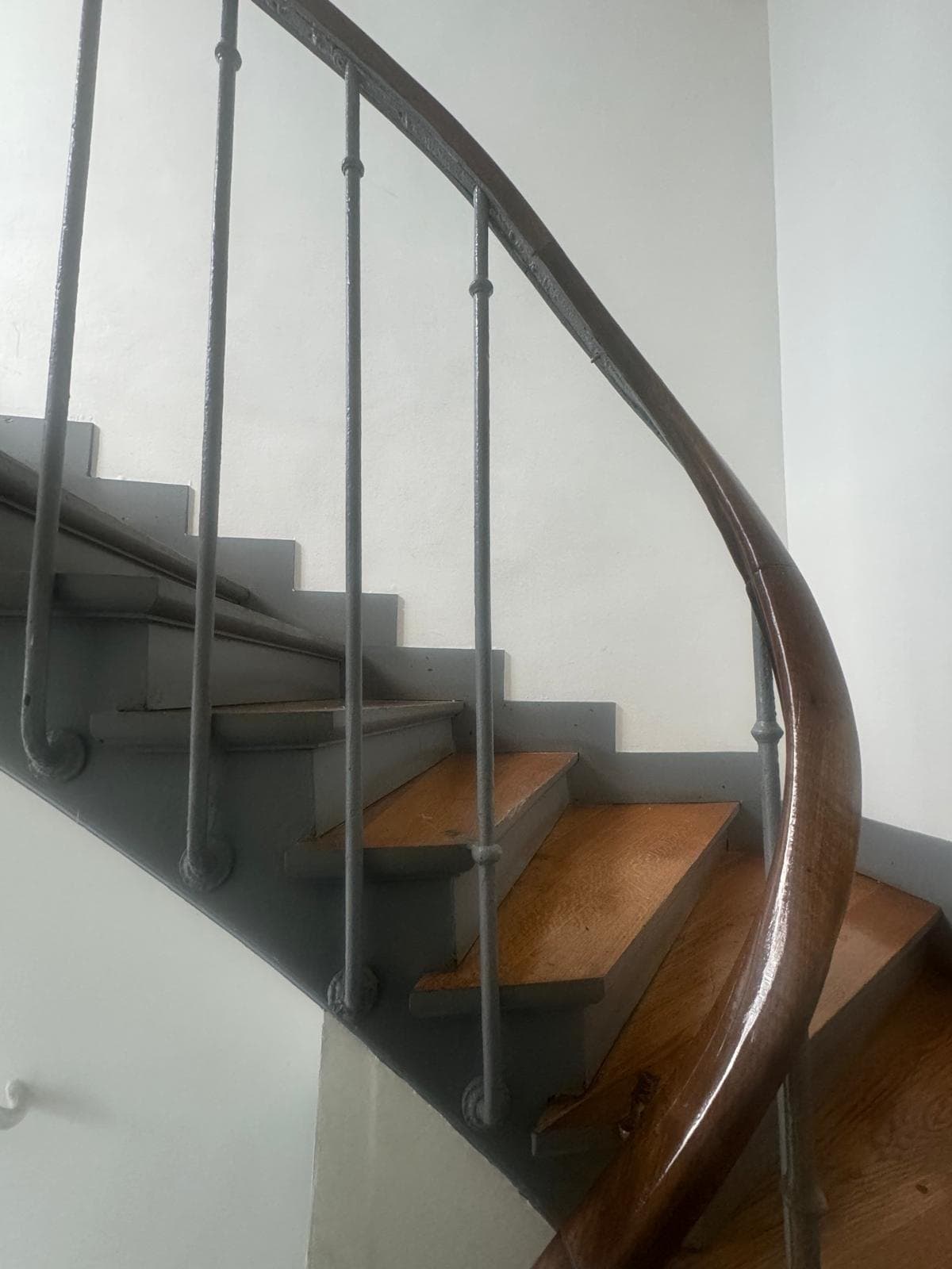 Escalier en colimaçon en bois dans un immeuble.