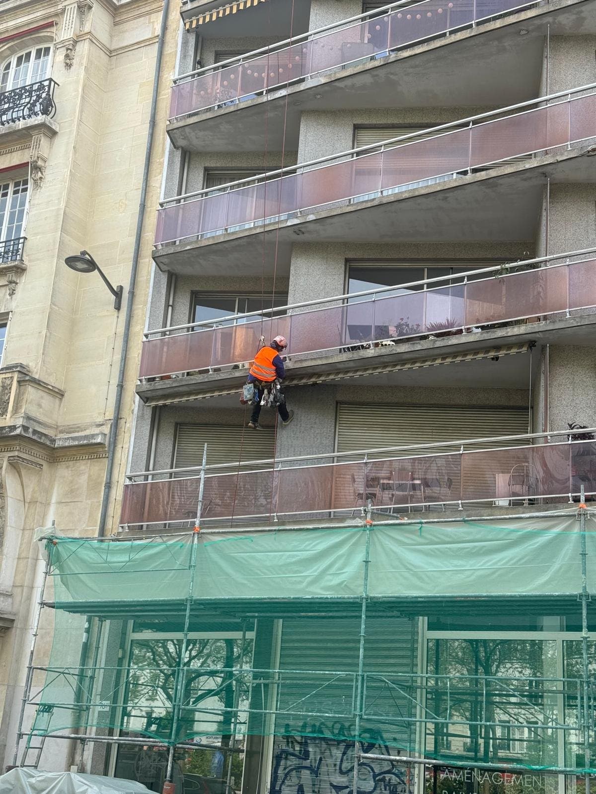 Intervention sur corde en façade, au-dessus d'un auvent.