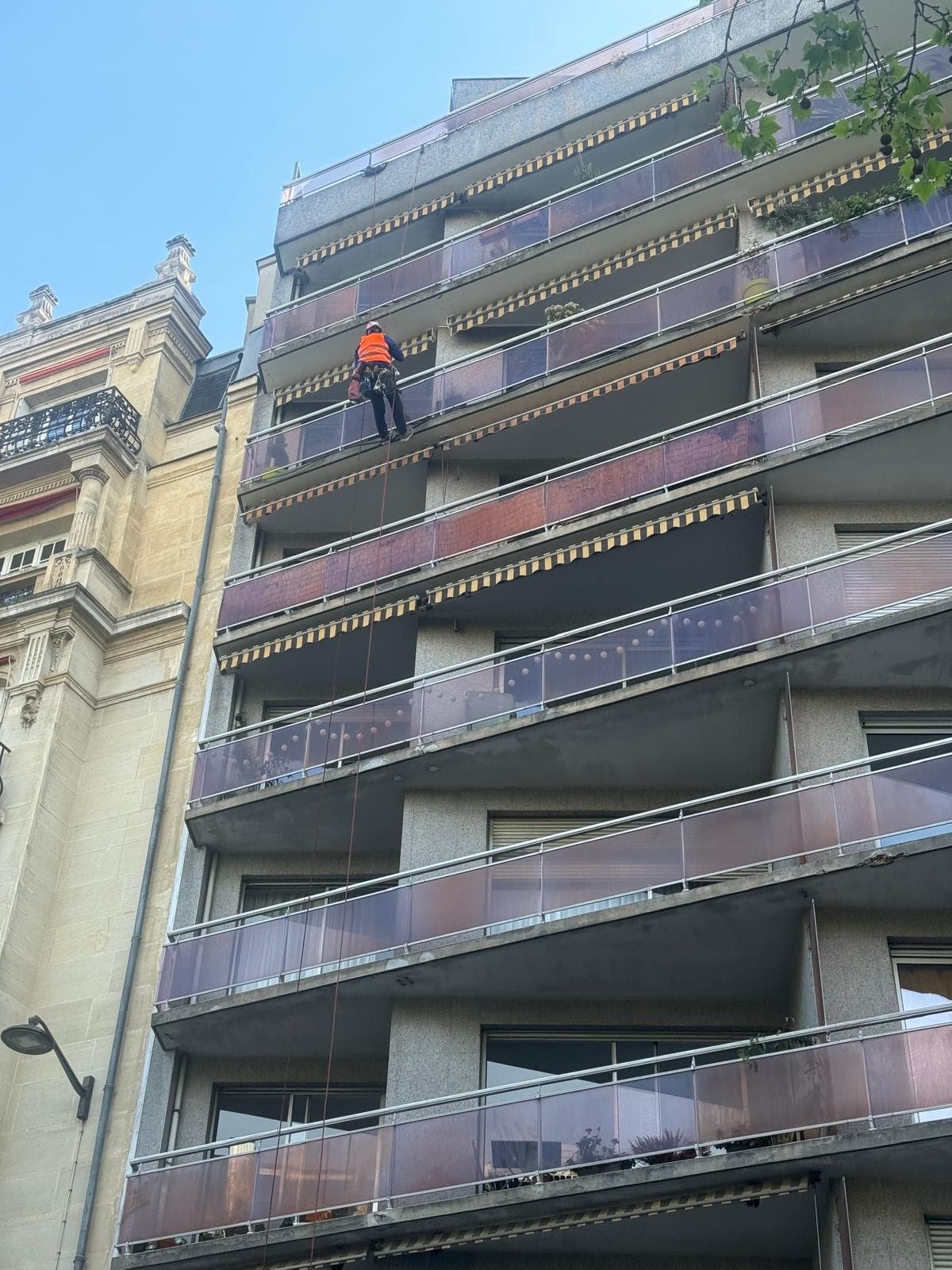 Façade d'immeuble à balcons traitée par accès sur corde.