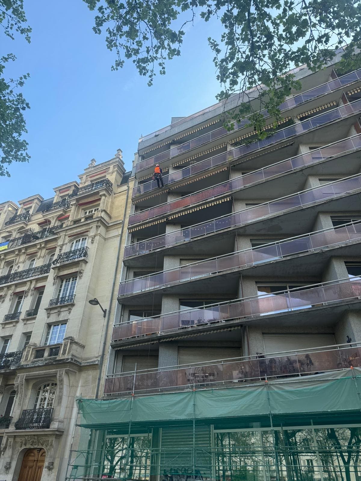 Façade d'immeuble haussmannien à balcons en fer forgé.