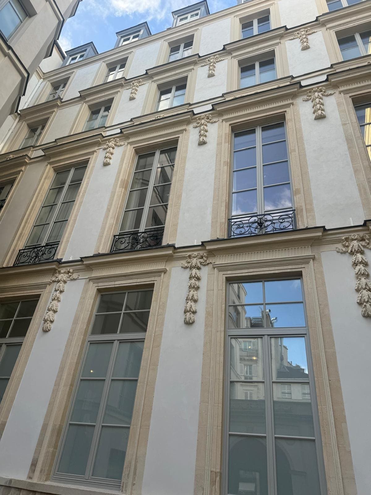 Cour intérieure d'immeuble en pierre de taille.