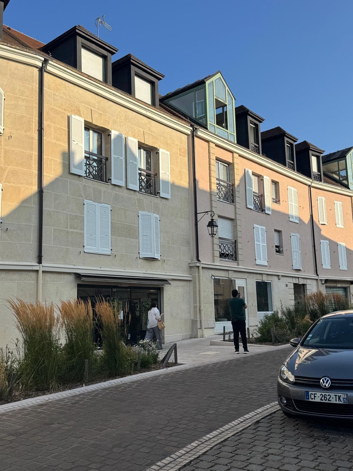 Immeuble de rue ravalé, façade en pierre et balcons.