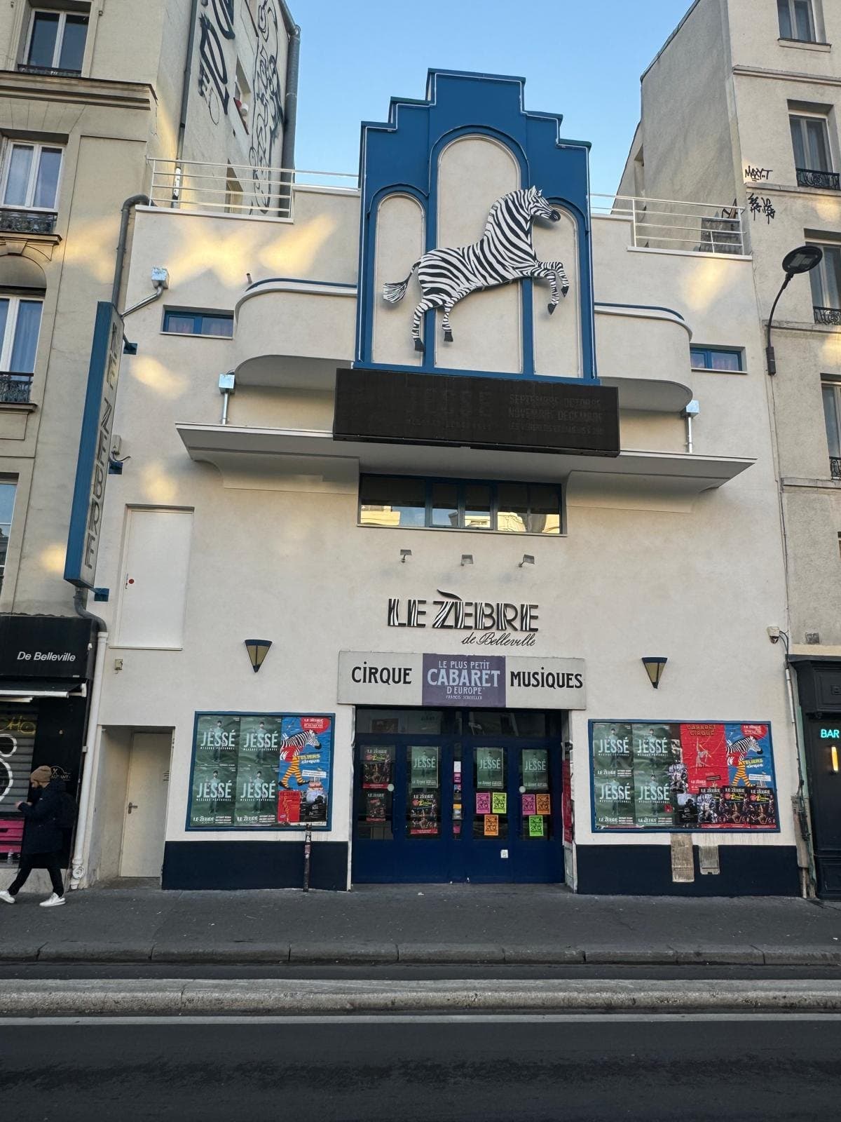 Devanture de commerce et façade d'immeuble rénovées.