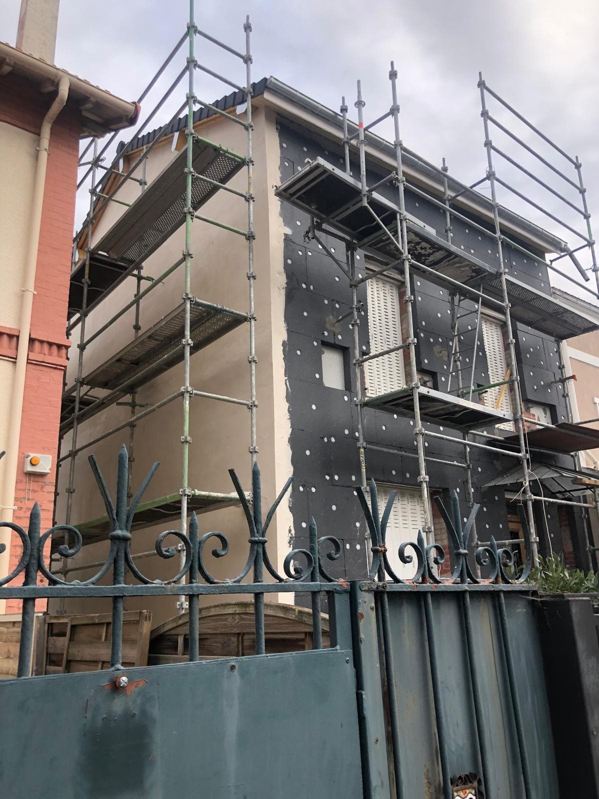 Maison individuelle sous échafaudage pour ravalement.