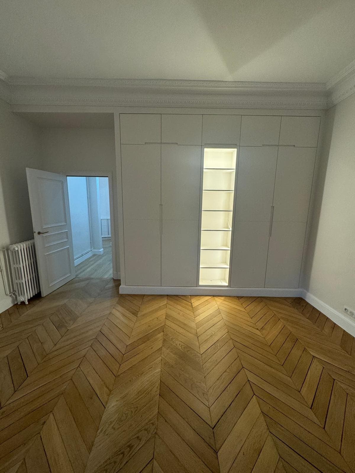 Pièce rénovée au parquet en point de Hongrie.