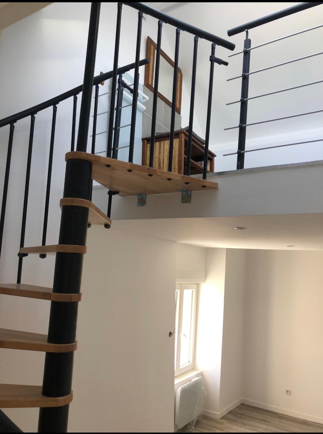 Escalier contemporain à limon métal et marches en bois.
