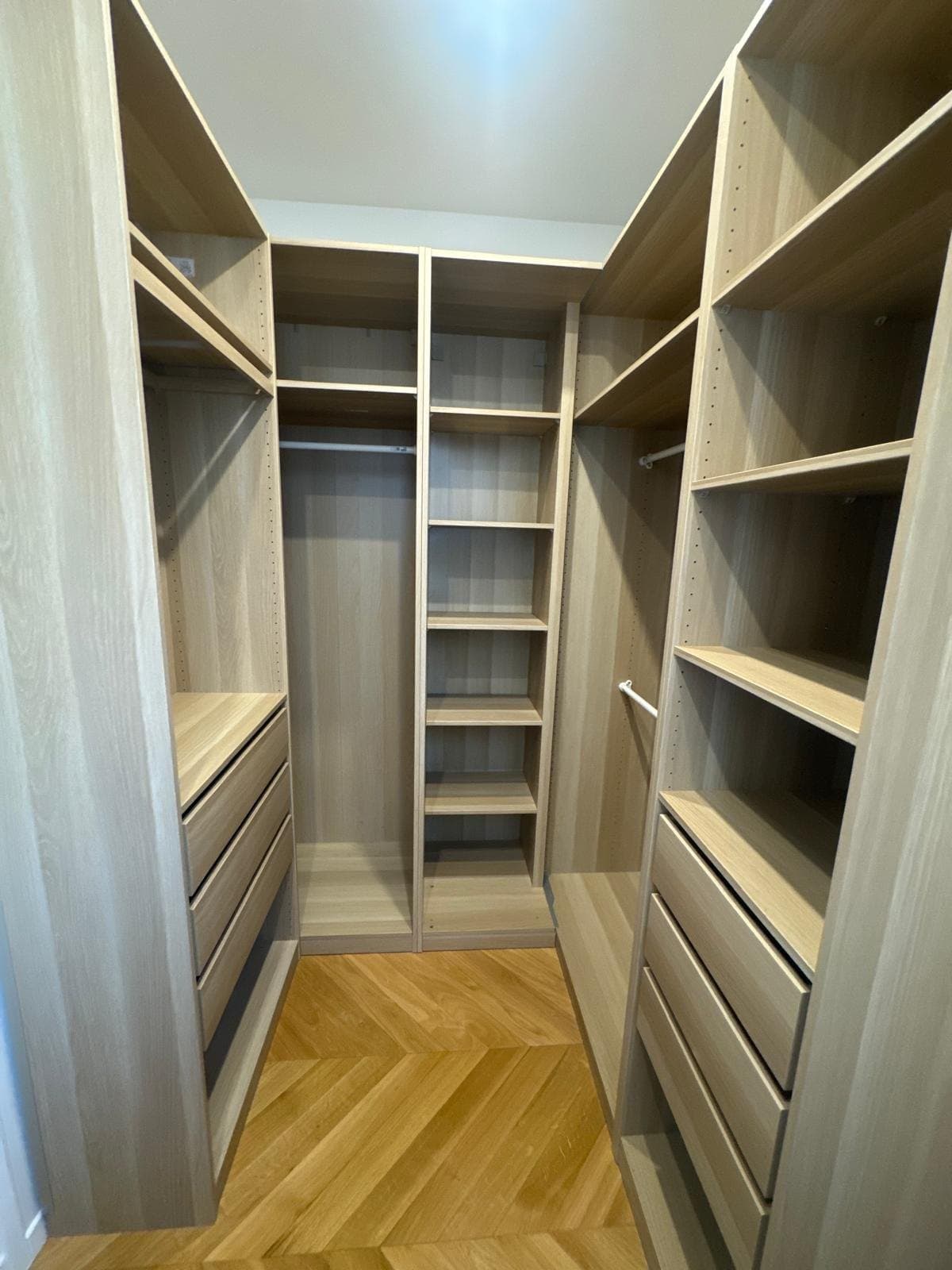 Dressing en bois sur mesure.