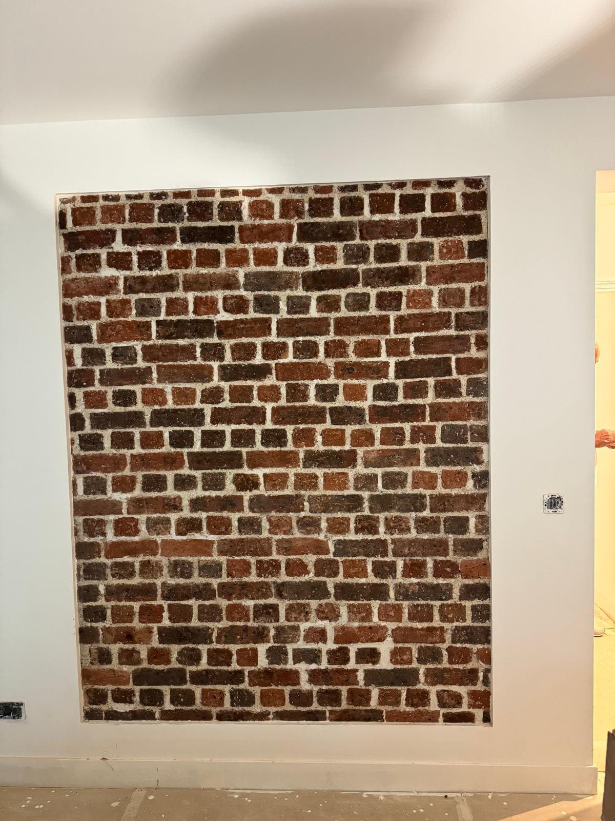 Panneau de brique apparente en décor intérieur.