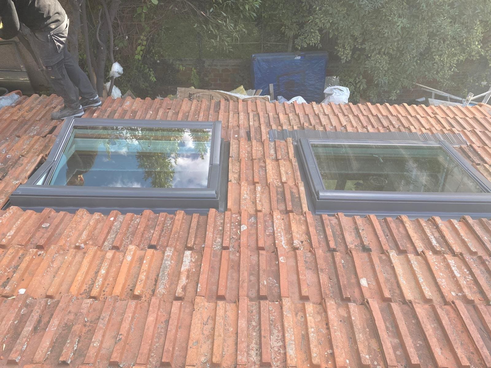 Fenêtres de toit posées sur une couverture en tuiles.