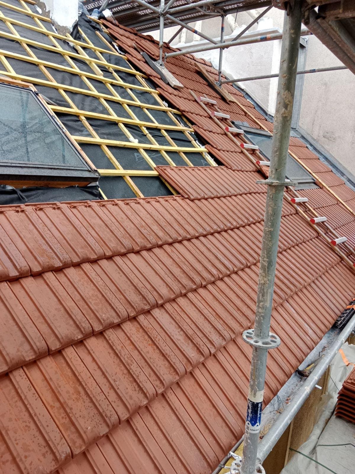 Réfection d'une toiture en tuiles, échafaudage en place.