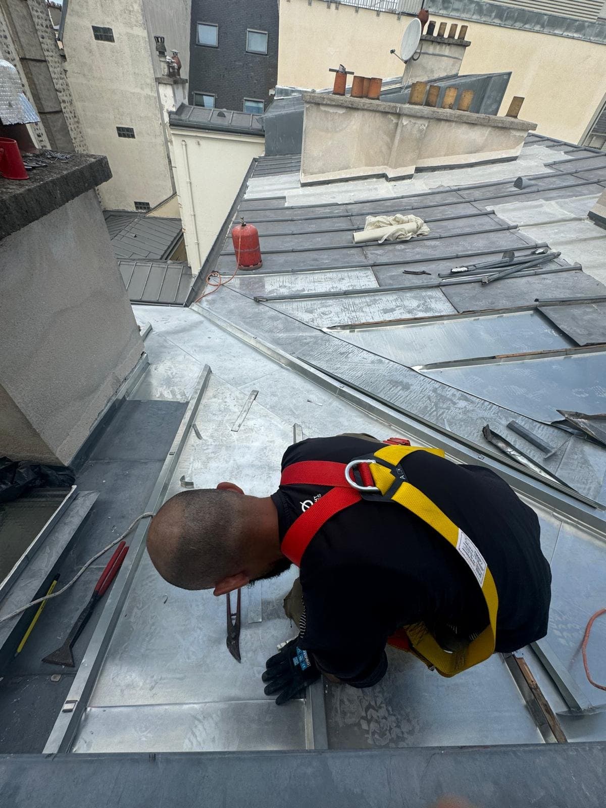 Travaux de zinguerie sur une toiture parisienne.