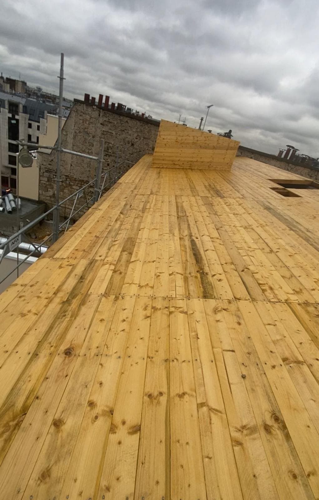 Terrasse en platelage bois sur une toiture-terrasse.
