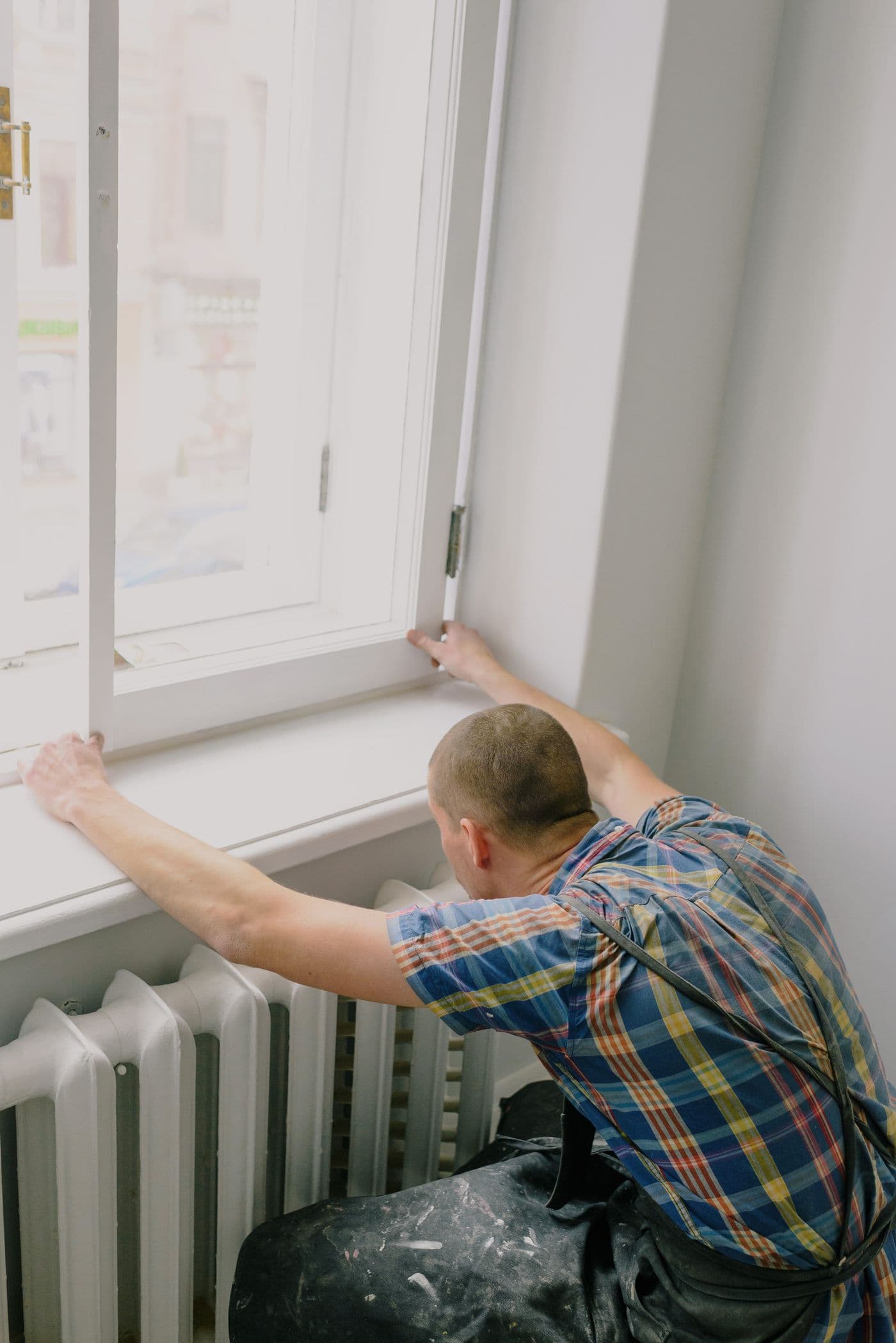 Pose et réglage d'une fenêtre en rénovation, calfeutrement du dormant.